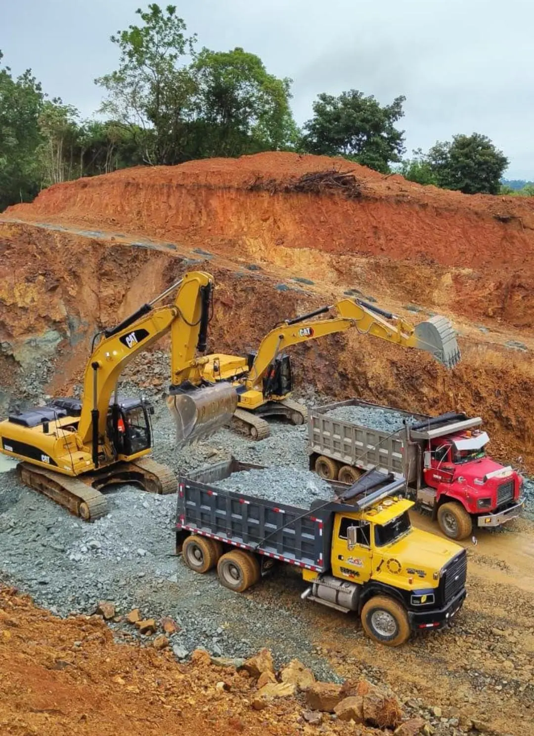 Excavadoras cargando volquetas con agregados en una cantera de MADISA Company