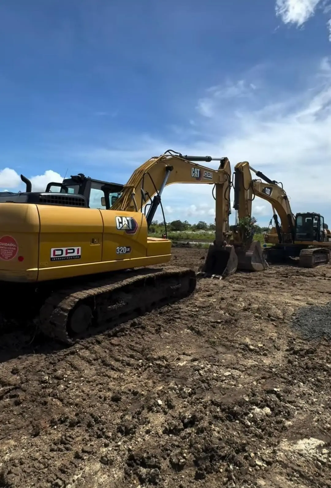 Dos excavadoras CAT realizando movimiento de tierra en obra