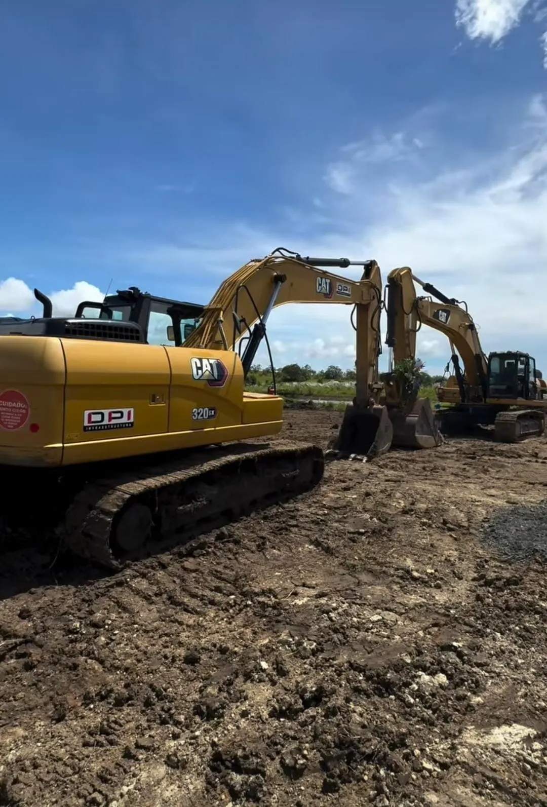 Dos excavadoras CAT realizando movimiento de tierra en obra